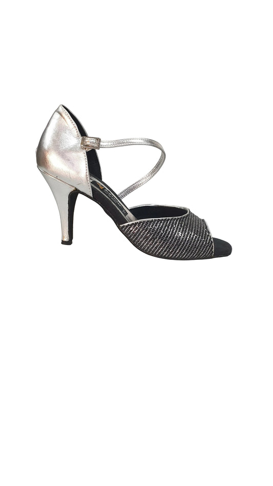 Scarpa 605 Trend Nero Outlet, vista frontale con dettagli in tessuto e suola in gomma, stile casual e moderno