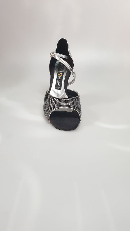 Scarpa 605 Trend Nero di marca Outlet, vista frontale con dettagli in nero e design moderno.