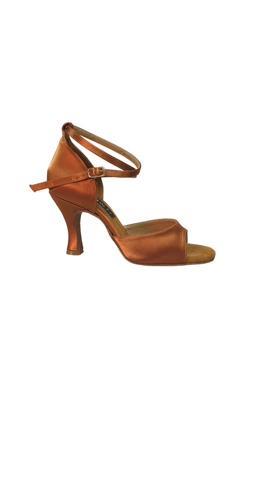 Scarpa in raso bronzo Outlet con tacco a rocchetto, elegante e lucida, perfetta per occasioni speciali.