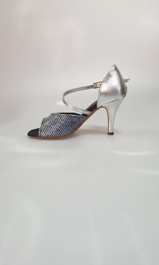 Scarpa blu 605 Trend Outlet, stile casual con suola bianca e dettagli moderni, vista frontale e laterale.