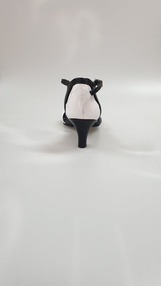 Scarpa da donna Outlet OndaVB in pelle bianca e nera, con design elegante e dettagli raffinati.