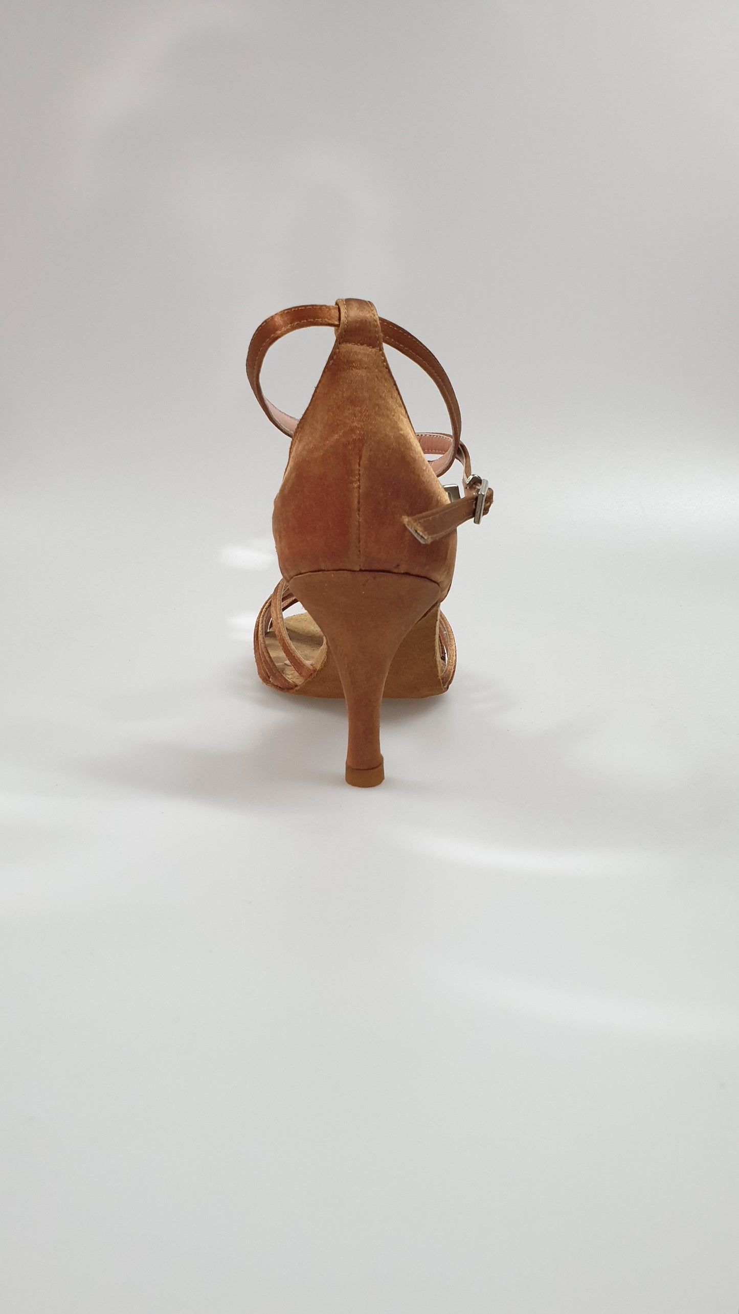 Scarpa con nodino in raso bronzo, modello 28QB V, con dettagli eleganti e finitura lucida, perfetta per occasioni speciali.