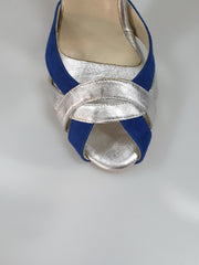 Load image into Gallery viewer, Scarpa da donna in camoscio blu royal e pelle argento, modello OndaVB, con design elegante e dettagli raffinati.