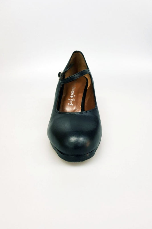 Scarpa decoltè da flamenco Carmen Wish Dance Shop in pelle nera con chiodi ribattuti a mano, dettagli eleganti e tradizionali