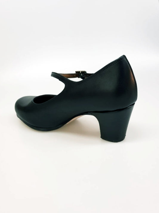 Scarpa decolleté da flamenco Carmen in pelle nera con chiodi ribattuti a mano, stile elegante e tradizionale.