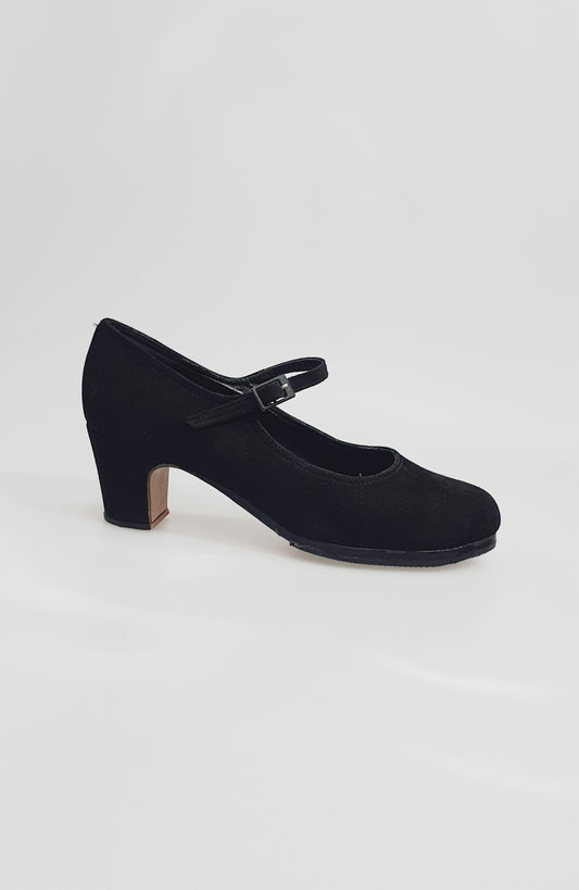 Scarpa da flamenco Carmen in camoscio nero con chiodi ribattuti a mano, stile elegante e tradizionale.
