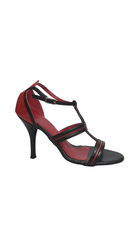 Sandalo in pelle nera Outlet con intarsi rossi, modello 3141 TPDA, dettaglio di scarpa elegante e alla moda.