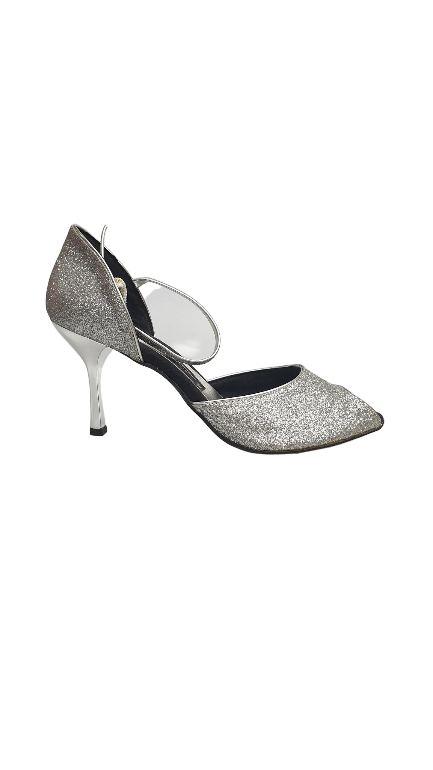 Scarpa glitter argento Outlet, elegante e scintillante, con dettagli lucidi e tacco sottile, visibile in primo piano.