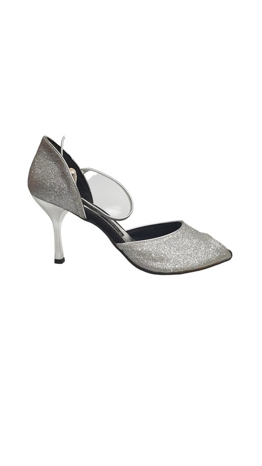 Scarpa glitter argento Outlet, elegante e scintillante, con dettagli lucidi e tacco sottile, visibile in primo piano.