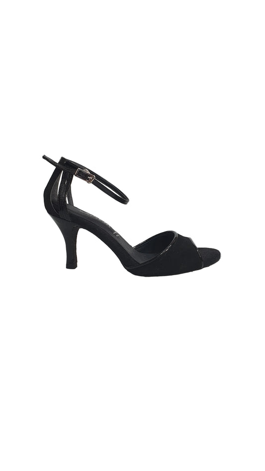 Scarpa in camoscio nero da Outlet, elegante e versatile, con dettagli in stile classico e suola robusta.