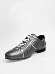 Load image into Gallery viewer, Scarpa sneaker in pelle satinata bianca con inserti in vernice e dettagli in acciaio Melissa, marca Wish Dance.