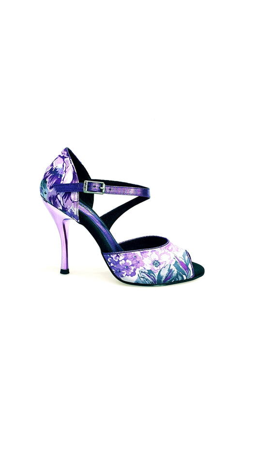 Scarpa da donna Leonor in raso seta fiorato Caracas Lilla, con tacco e dettagli eleganti, ideale per occasioni speciali.