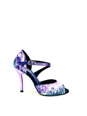Load image into Gallery viewer, Scarpa da donna Leonor in raso seta fiorato Caracas Lilla, con tacco e dettagli eleganti, ideale per occasioni speciali.