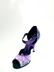 Load image into Gallery viewer, Scarpa da donna Leonor in raso di seta fiorato color Caracas Lilla, con design elegante e dettagli raffinati.