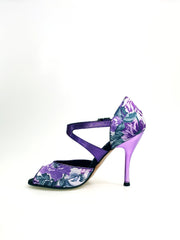 Load image into Gallery viewer, Scarpa da donna Leonor 676Y in raso seta fiorato Caracas lilla, elegante e raffinata, con dettagli floreali.