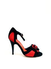 Load image into Gallery viewer, Scarpa da donna Outlet in camoscio nero e rosso con fiore decorativo, elegante e alla moda.