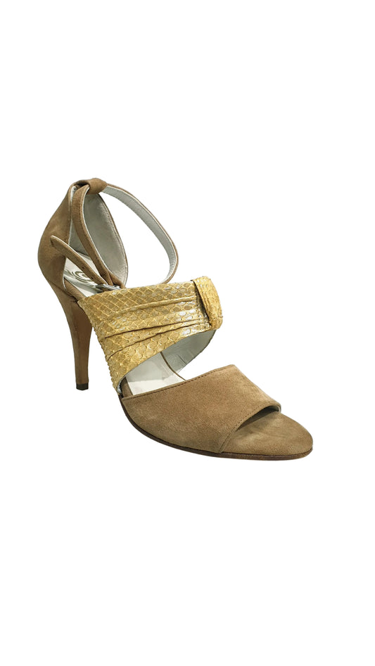 Scarpa Alena TNG 05 in camoscio nocciola, pitone e seta oro, elegante e raffinata, vista frontale con dettagli di lusso.