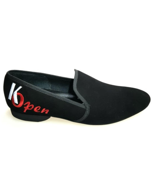 Mocassino Madrid (MS21) K.Open in camoscio nero con bordi rossi e ricamo, scarpa da ballo Kizomba open rosso, forma lunga
