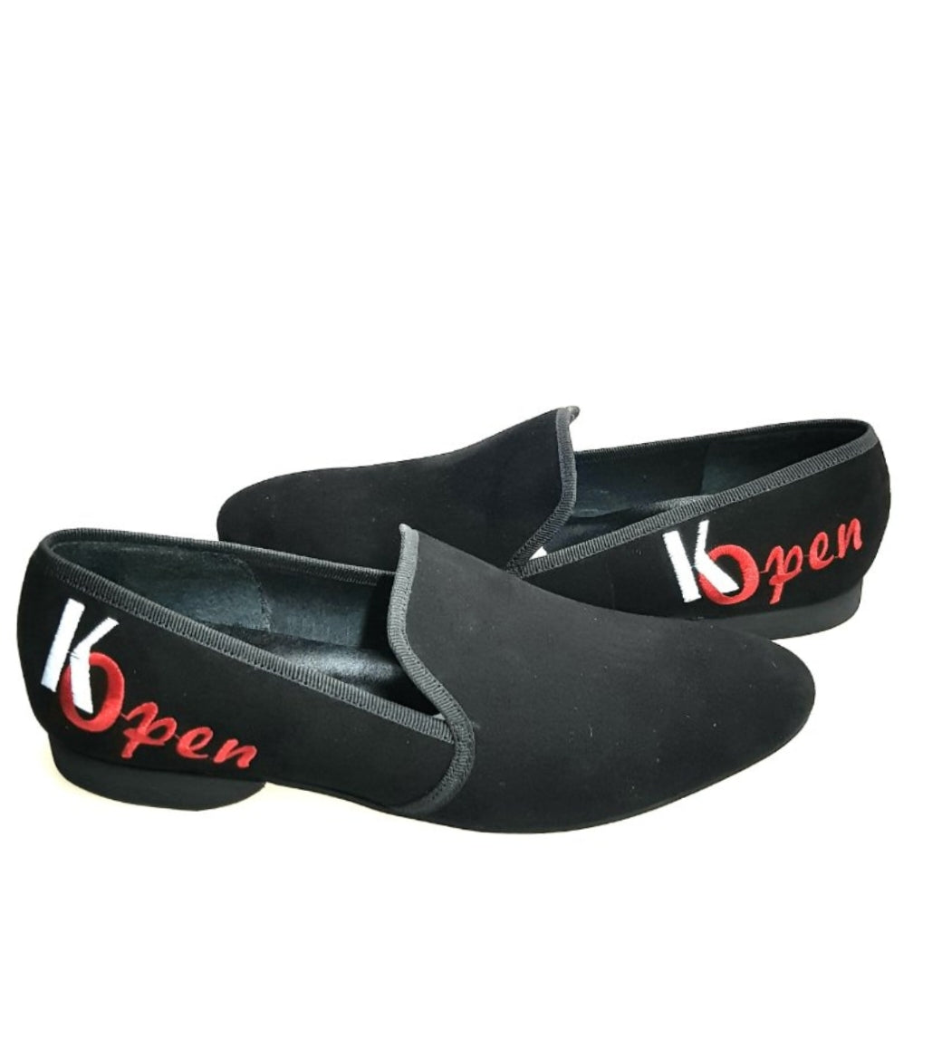 Mocassino Madrid MS21 K.Open in camoscio nero con dettagli rossi e ricami, scarpe da danza Kizomba Open, forma lunga.