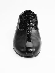 Carica immagine nella Galleria, Scarpa da uomo Wish Dance Andrey (005V) in pelle nera con chiusura stringata e dettagli in vernice nera, stile Oxford.