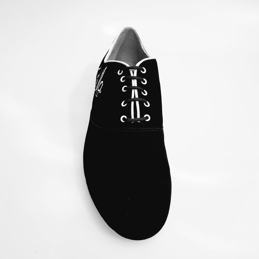 Esteban (MS07) KIMA - Stringata da Uomo chiusura Mod. Oxford in Camoscio Nero Ricamo Kima Bianco Forma Tonda, vista laterale