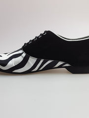 Load image into Gallery viewer, Scarpa da uomo Esteban KIMA Wish Dance Shop in camoscio nero e raso seta zebrato con ricamo bianco, chiusura stringata Oxford.