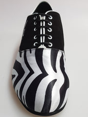 Load image into Gallery viewer, Scarpa da uomo Esteban MS07 KIMA in camoscio nero e raso seta zebrato, con chiusura stringata e ricamo bianco, forma tonda.