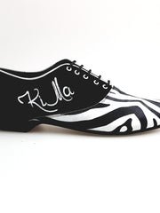 Load image into Gallery viewer, Scarpa uomo Wish Dance Shop Esteban KIMA stringata Oxford in camoscio nero e raso seta zebrato con ricamo bianco, forma tonda.