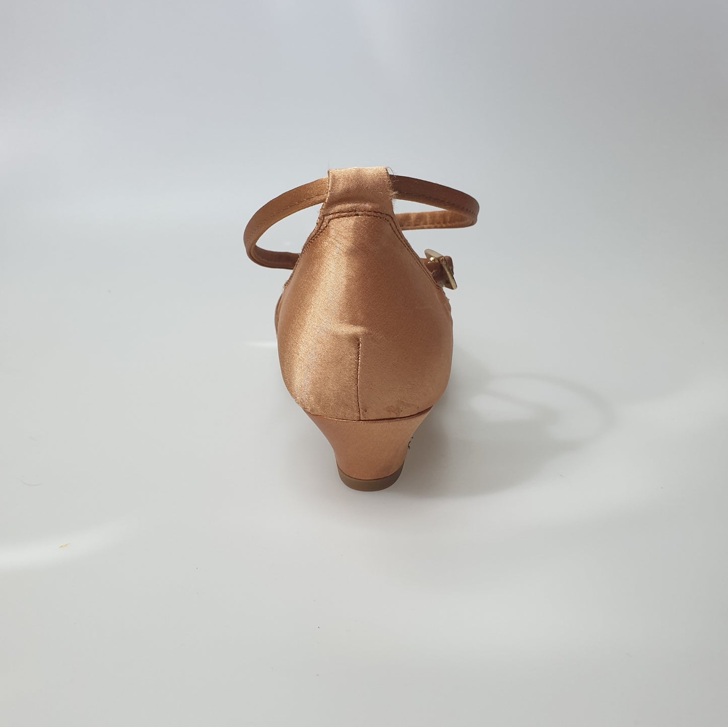 Scarpa da ballo per bambina DORINA QB con strisce in raso bronzo e dettagli in retina, ideale per danza e performance.