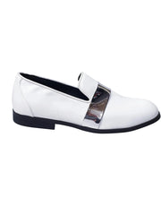 Carica immagine nella Galleria, Scarpa mocassino Jackson in vernice bianca con fascia argento, foderata in vera pelle italiana, da donna, elegante e lucida.