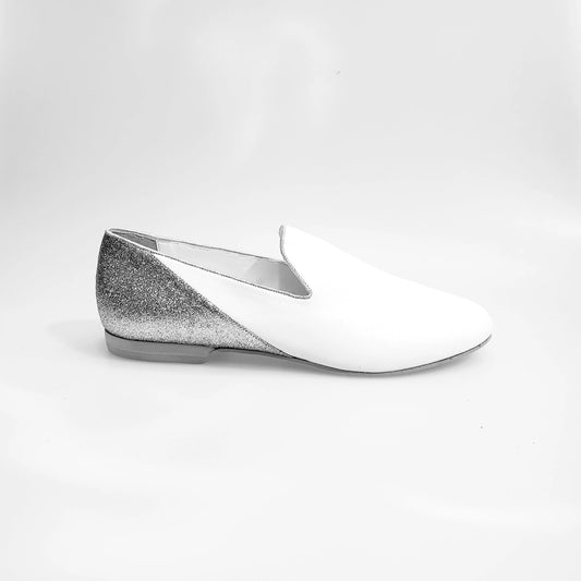 Scarpa mocassino da uomo Serse (800B) in pelle bianca con tallone in glitter argento, stile elegante e alla moda.