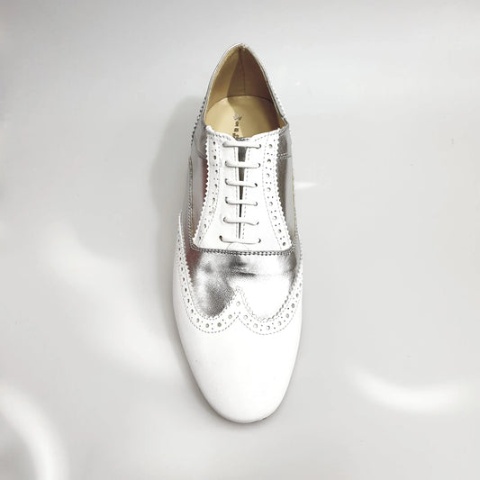 Scarpa stringata Richard MS14 Oxford Brogue in pelle bianca e argento, forma lunga, stile elegante e classico.