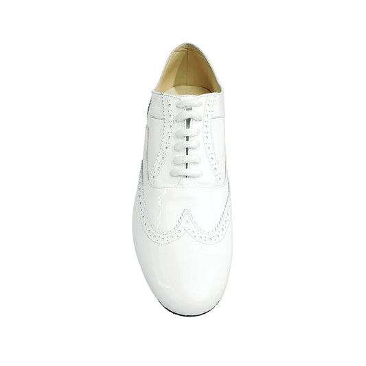 Scarpa Oxford Brogue bianca con stringata coda di rondine, forma tonda in vernice, stile elegante e classico.