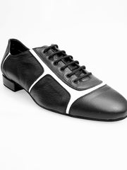 Load image into Gallery viewer, Sneaker Manuel 820 in pelle nera con inserti in vernice bianca, scarpa sportiva con design moderno e dettagli eleganti.