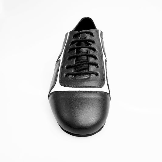 Sneaker Manuel 820 in pelle nera con inserti in vernice bianca, scarpa sportiva con suola bianca e design elegante.