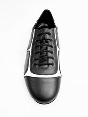 Load image into Gallery viewer, Sneaker nera in pelle Manuel (820) con inserti in vernice bianca, calzatura sportiva moderna e di stile.
