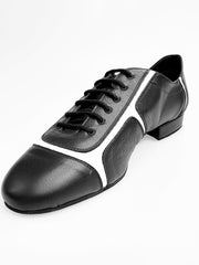 Load image into Gallery viewer, Sneaker in pelle nera con inserti in vernice bianca, modello Manuel (820) di Wish Dance Shop, vista laterale.