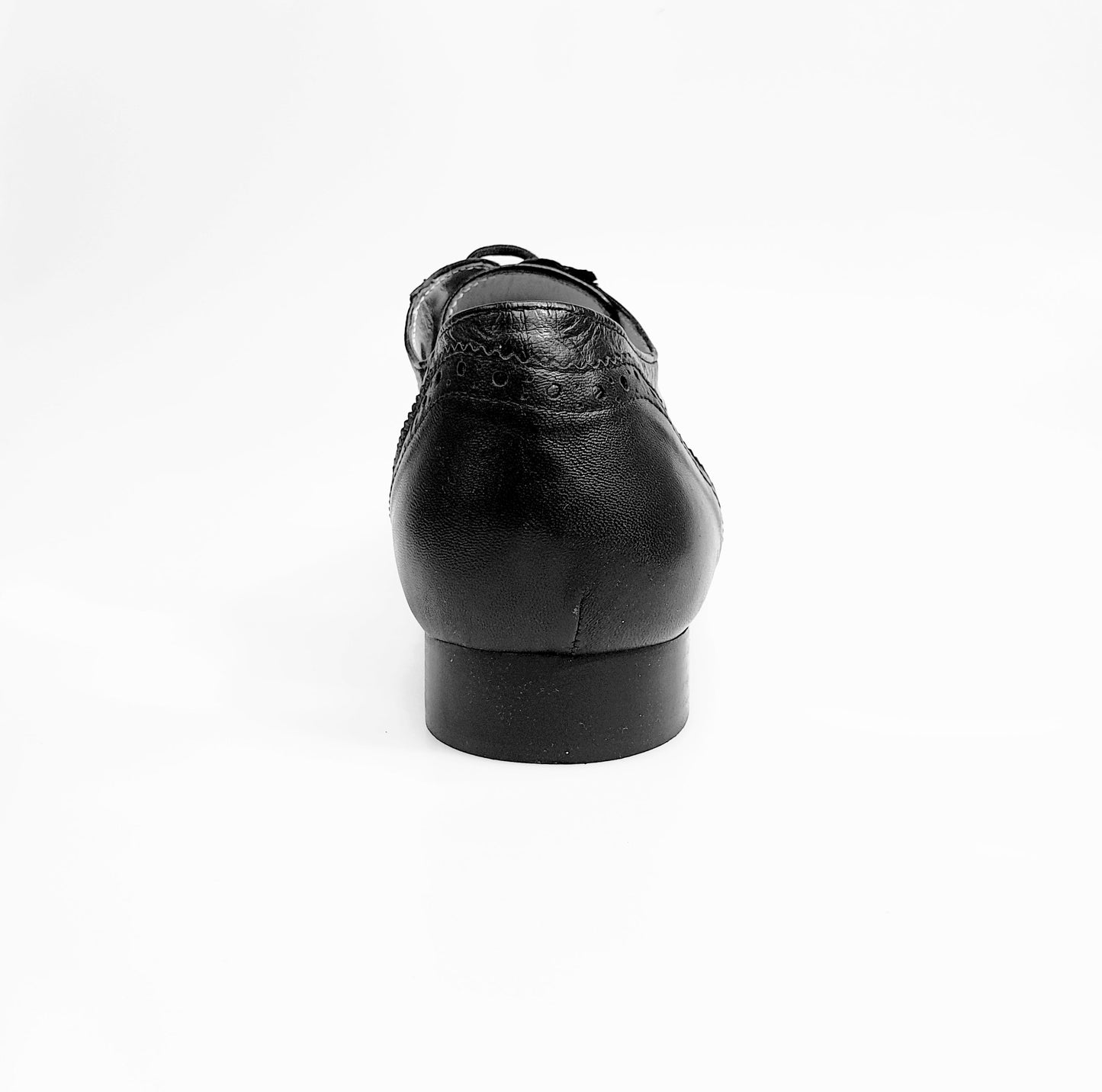 Scarpa stringata Richard MS14 Oxford Brogue in pelle nera con forma lunga, stile classico e dettagli eleganti.