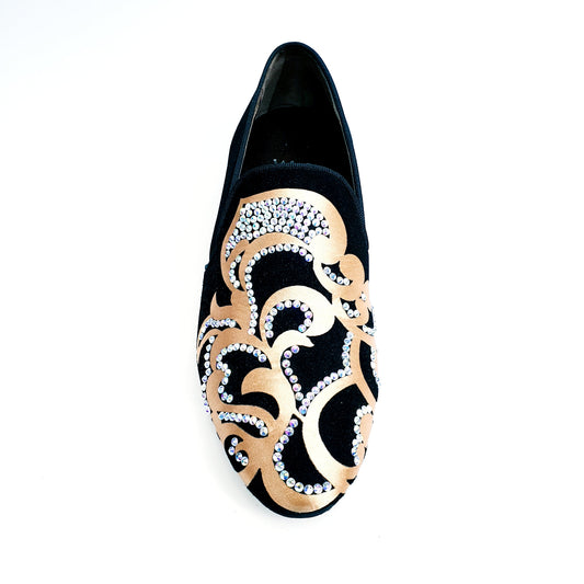 Scarpa da uomo Daniel SW (MS20) in camoscio nero con dettagli in raso seta oro e Swarovski Boreali, forma lunga elegante.