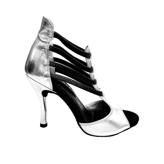 Sandalo da donna Lilith (460) in pelle argento, scarpa Wish Dance Shop con cinturino e suola piatta, dettaglio elegante.