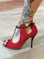 Carica immagine nella Galleria, Jenny (18/06) - Scarpa in camoscio rosso con dettagli e cinturini in vernice nera