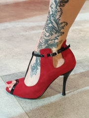 Carica immagine nella Galleria, Jenny Red (18/06) - Scarpa in camoscio rosso con dettagli e cinturini in vernice nera Wish Dance Shop