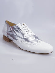 Carica immagine nella Galleria, Adone (MS14) - Stringata Coda di Rondine Mod. Oxford Brogue Scarpa in Vernice Bianca e Pelle Argento Forma Tonda Wish Dance Shop