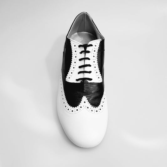 Scarpa stringata coda di rondine Wish Dance Shop Adone MS14 in pelle bianca e nera, forma tonda, stile Oxford Brogue.