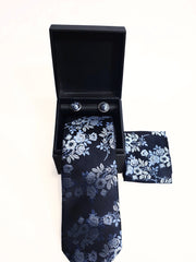 Carica immagine nella Galleria, Vogue Scrigno - Set Completo Cravatta Pochette e Gemelli Stoffa in Seta Blu Navy con Ricami Disegno Roselline Blu/Celeste/Grigio