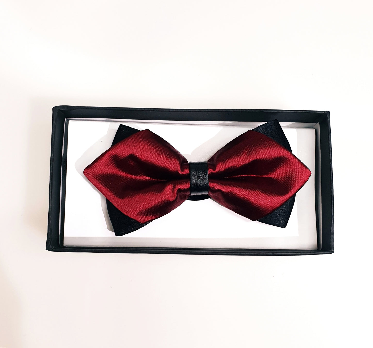 Papillon Wish Dance Shop doppio a punta fantasia colore Bordeaux sovrapposto a base nera, elegante accessorio da ballo.
