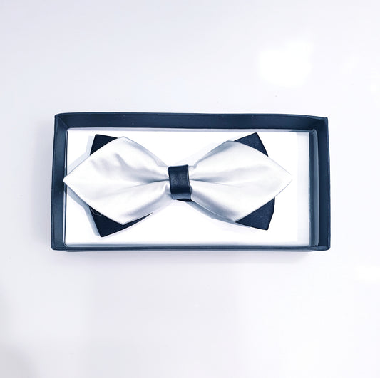 Papillon Wish Dance Shop doppio a punta fantasia argento sovrapposto a base nera, elegante accessorio da abbigliamento.