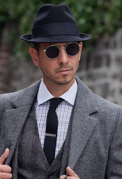 Cappello trilby in feltro nero stile anni 60, marca Wish Dance, con fascia e fodera in raso nero, cappelli eleganti e vintage.