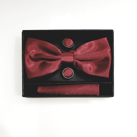 Set papillon in seta rosso granata con pochette e gemelli modello classico, elegante accessorio da uomo.