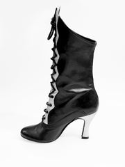 Carica immagine nella Galleria, Stivali in pelle nera Wish Dance con chiusura anteriore, alamari a stringhe e inserti in glitter argento.